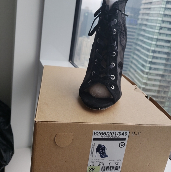 ZARA LACY BOOTIES - Picture 2 of 2